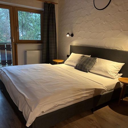 Dreimaederlhaus Am Berg Apartment Пфронтен Екстериор снимка