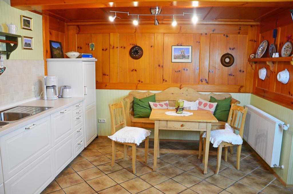Dreimaederlhaus Am Berg Apartment Пфронтен Екстериор снимка