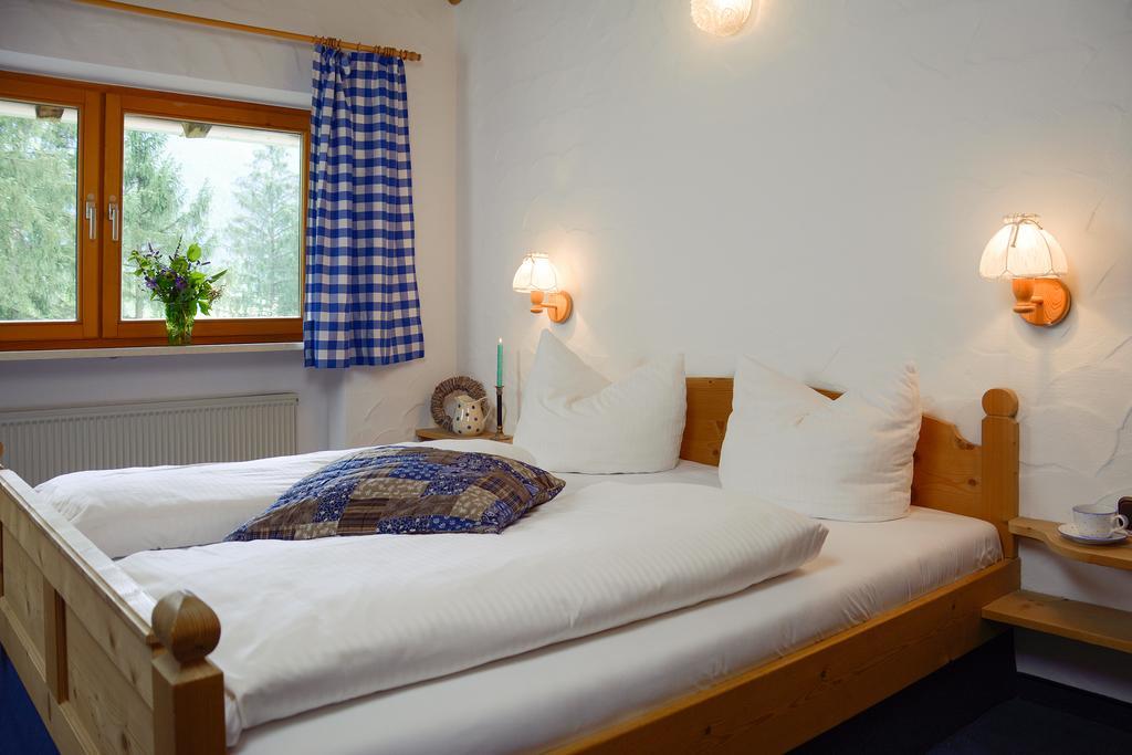 Dreimaederlhaus Am Berg Apartment Пфронтен Стая снимка