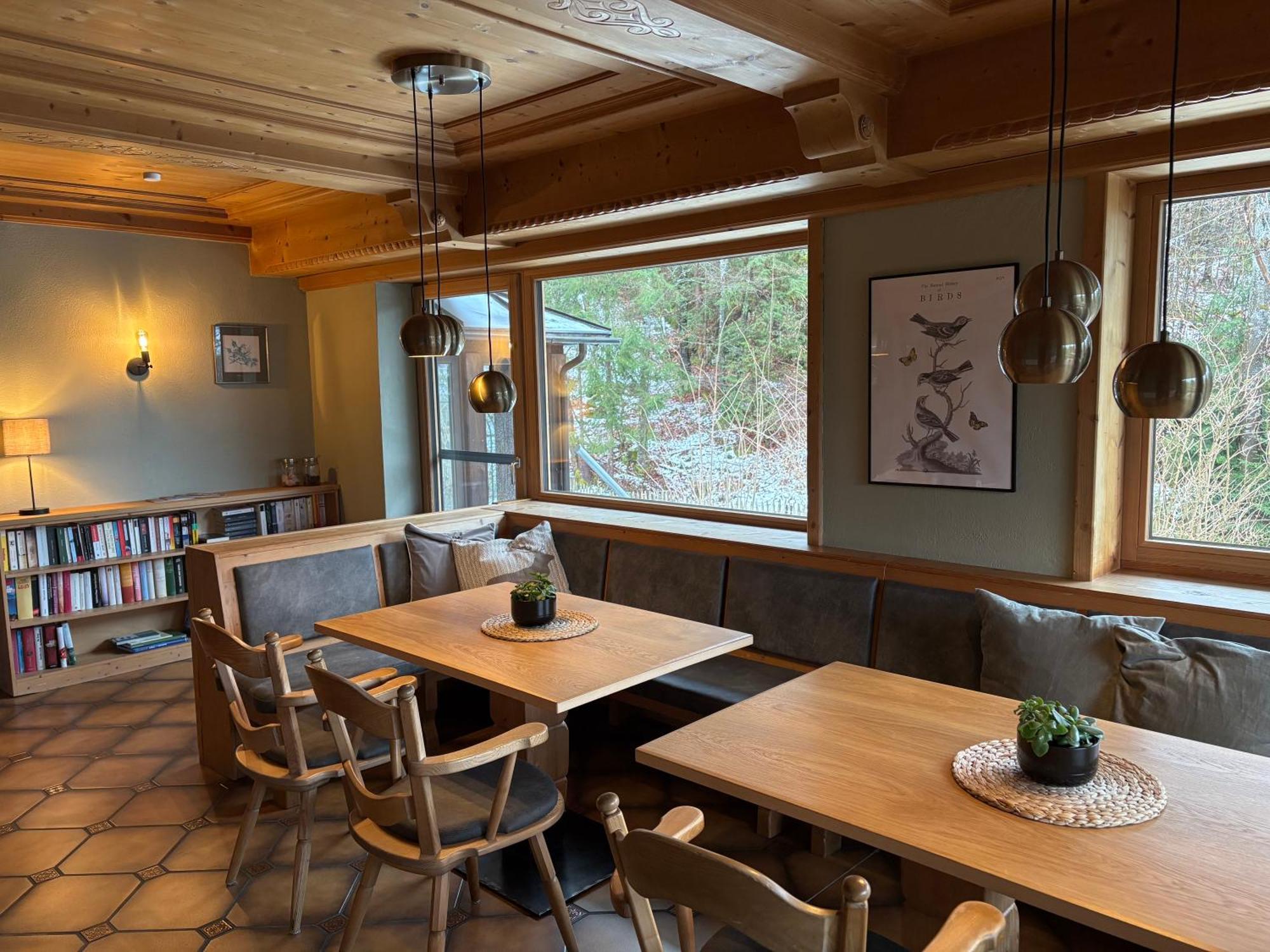 Dreimaederlhaus Am Berg Apartment Пфронтен Екстериор снимка