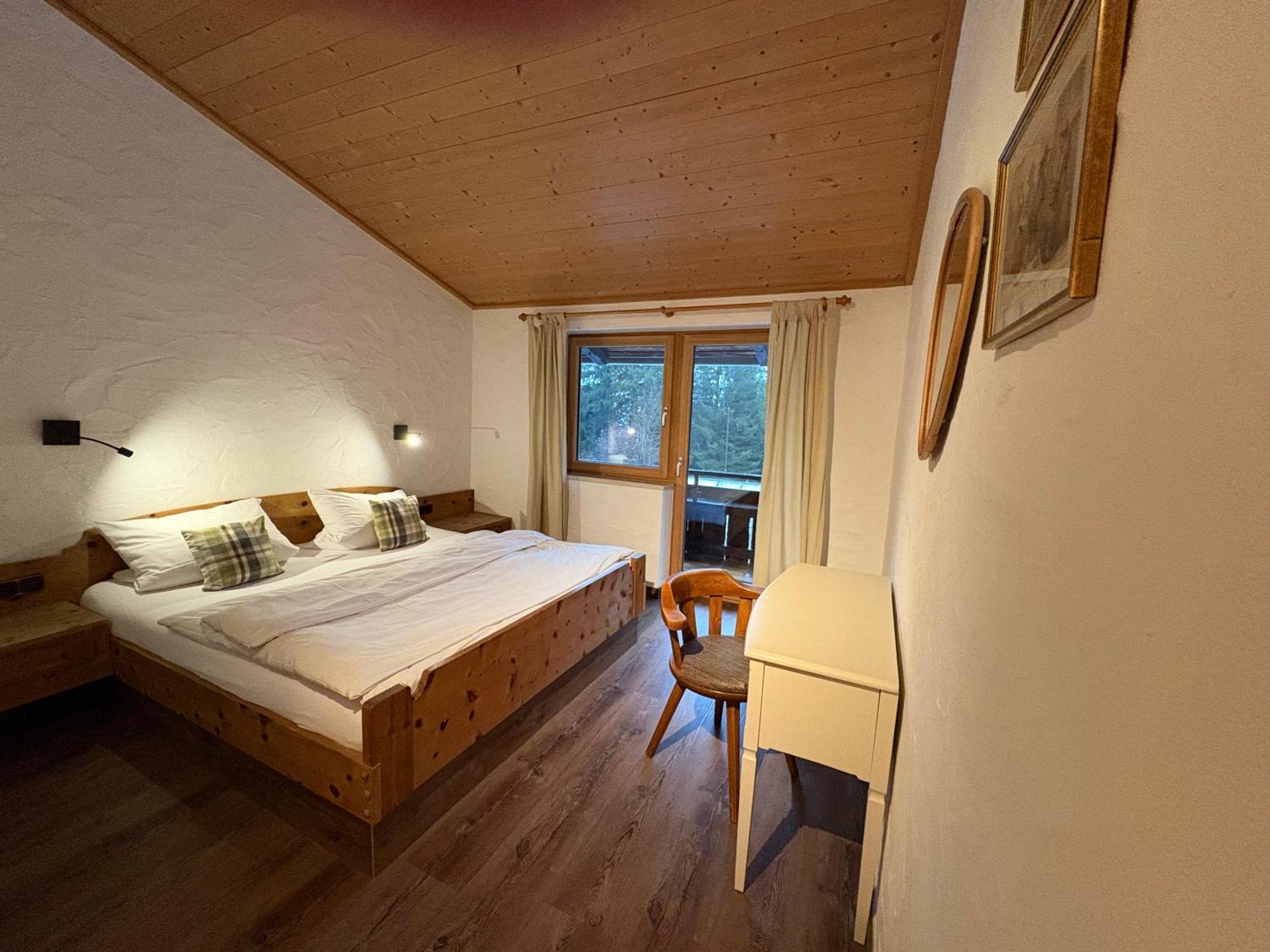 Dreimaederlhaus Am Berg Apartment Пфронтен Екстериор снимка