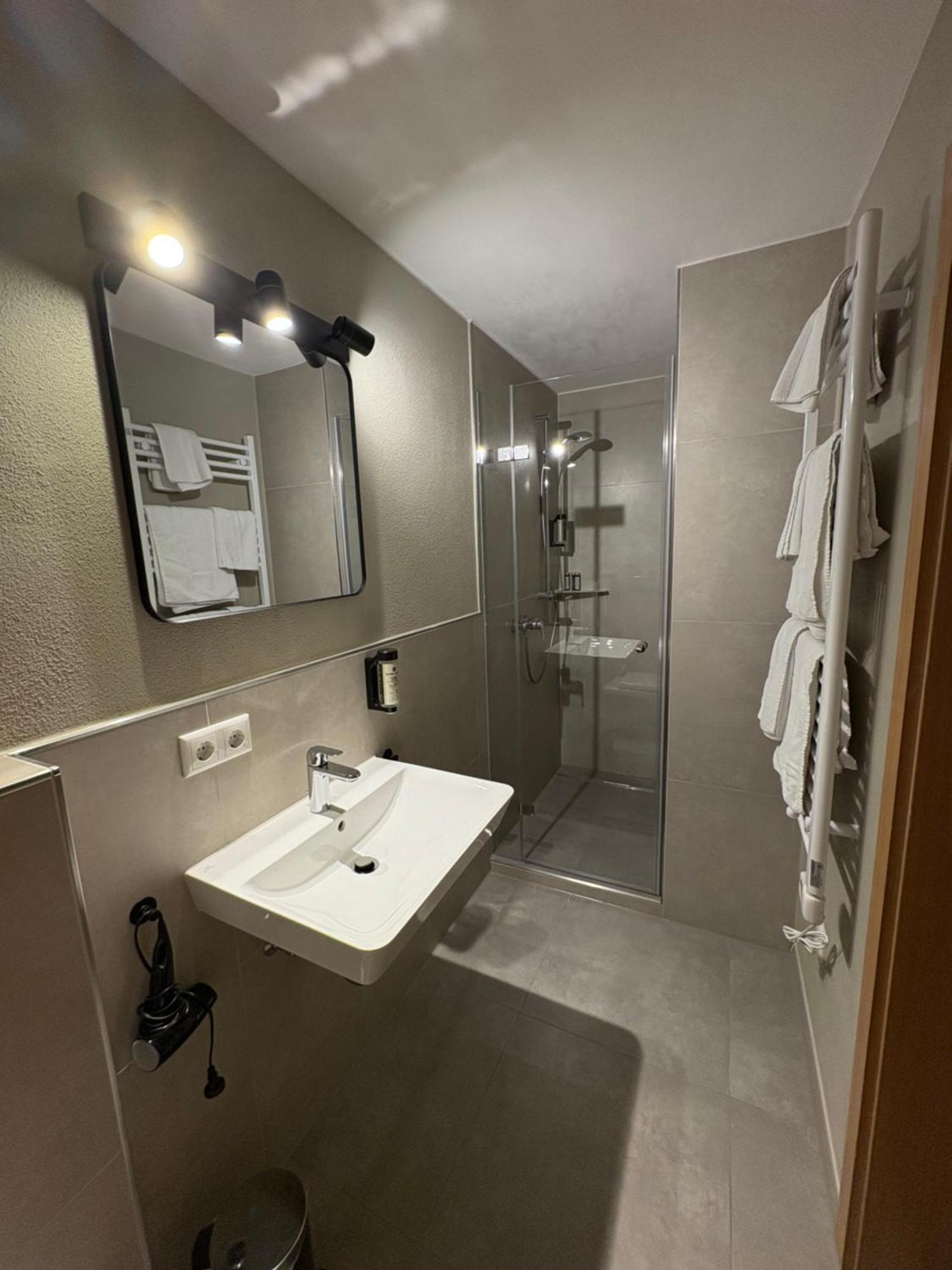Dreimaederlhaus Am Berg Apartment Пфронтен Екстериор снимка
