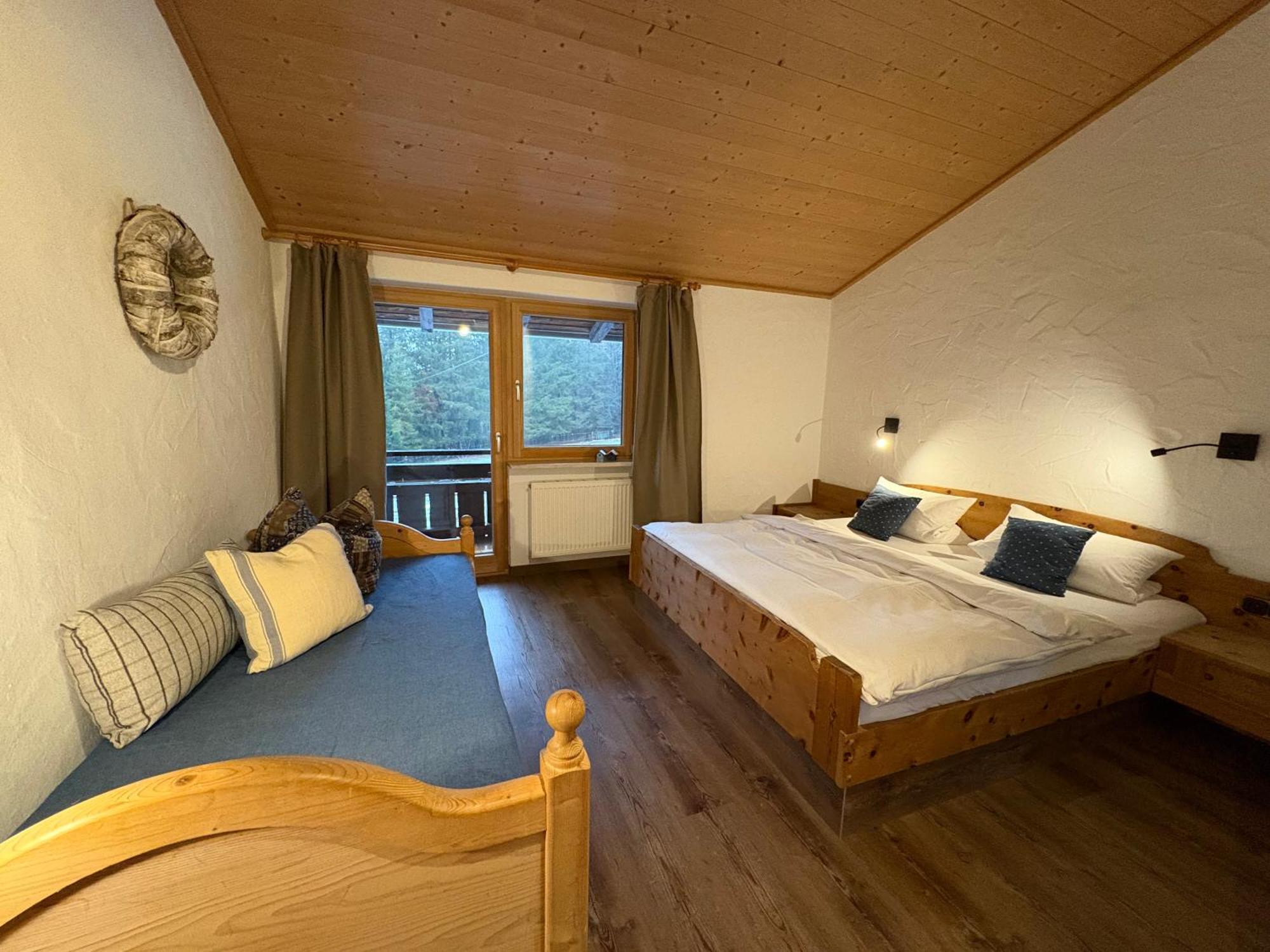 Dreimaederlhaus Am Berg Apartment Пфронтен Екстериор снимка