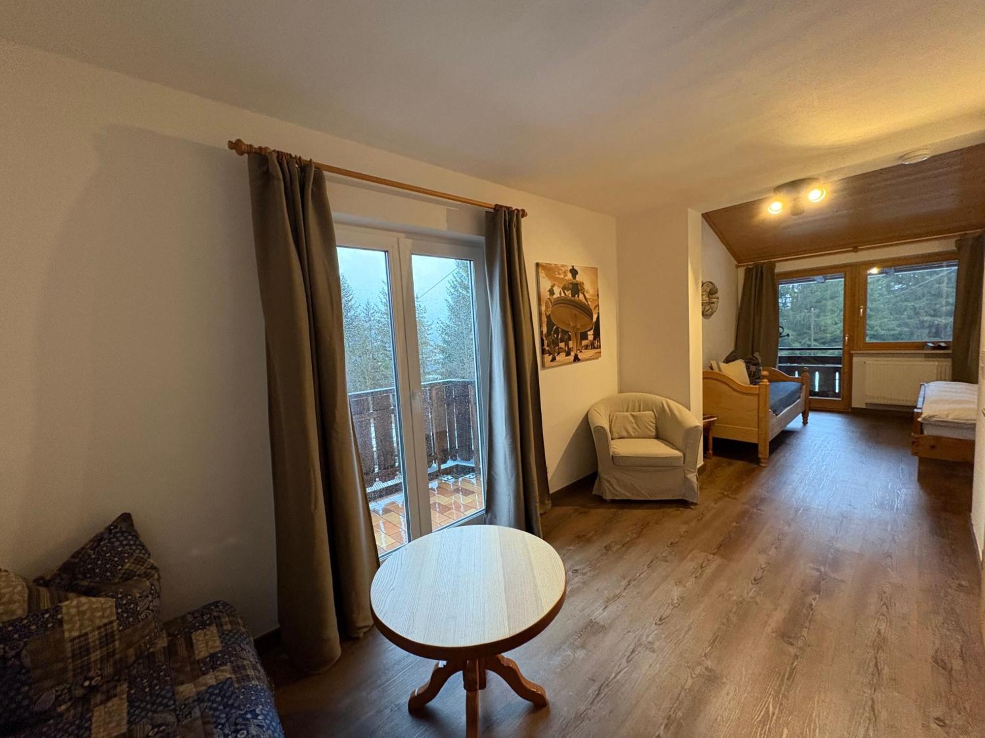 Dreimaederlhaus Am Berg Apartment Пфронтен Екстериор снимка