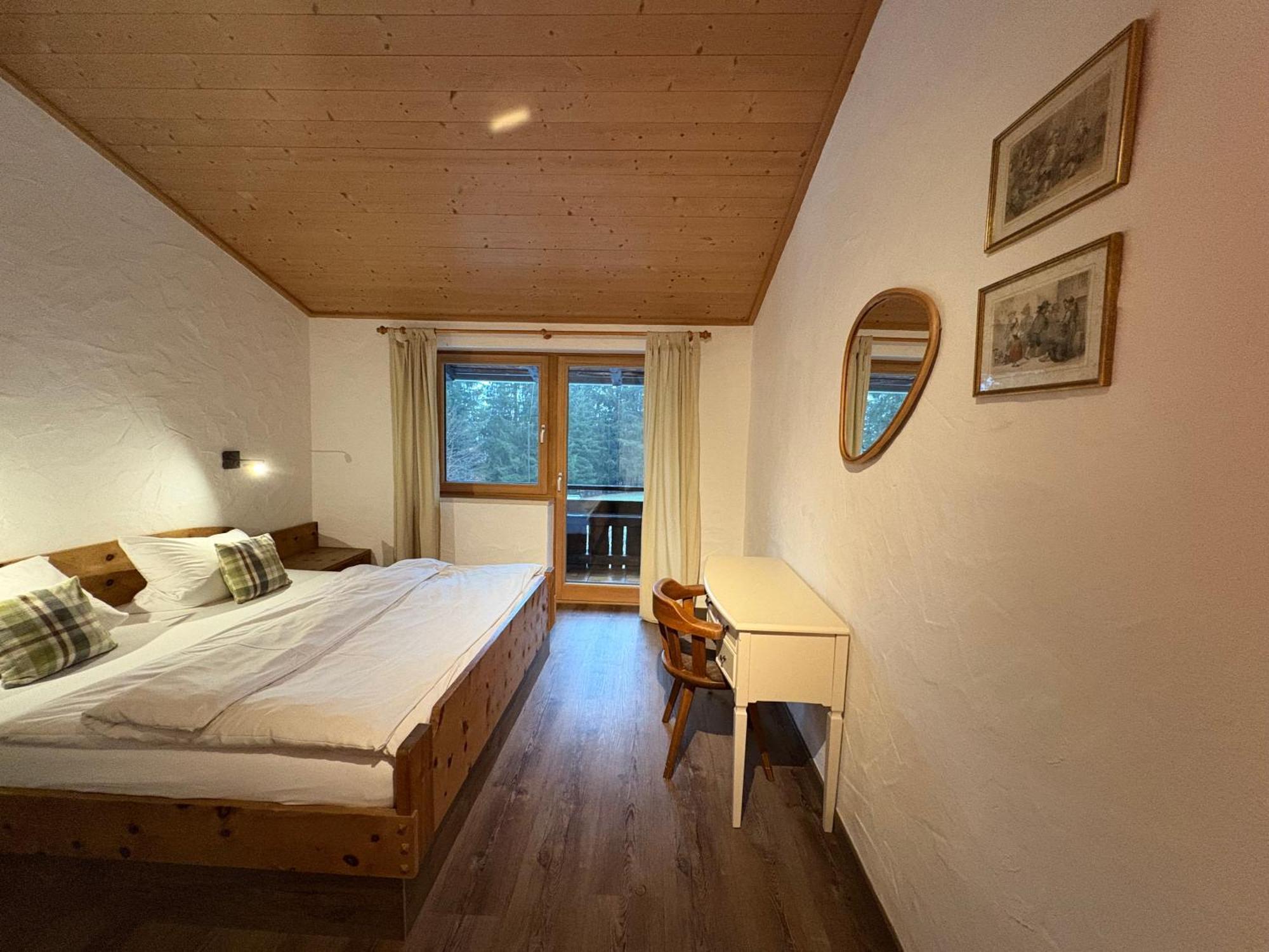 Dreimaederlhaus Am Berg Apartment Пфронтен Екстериор снимка