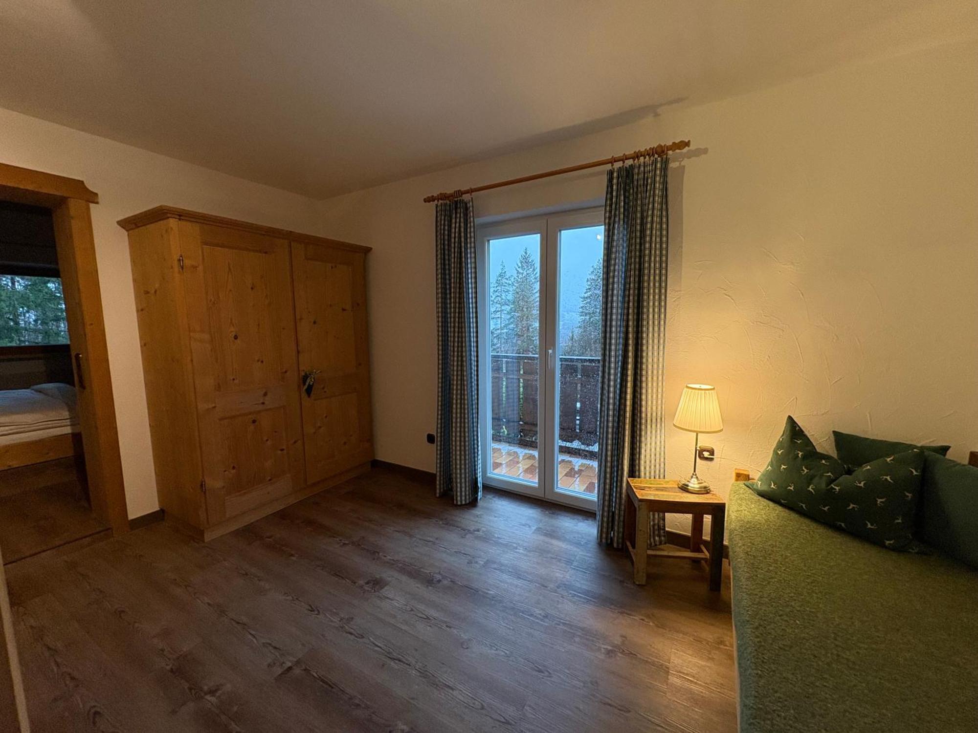 Dreimaederlhaus Am Berg Apartment Пфронтен Екстериор снимка