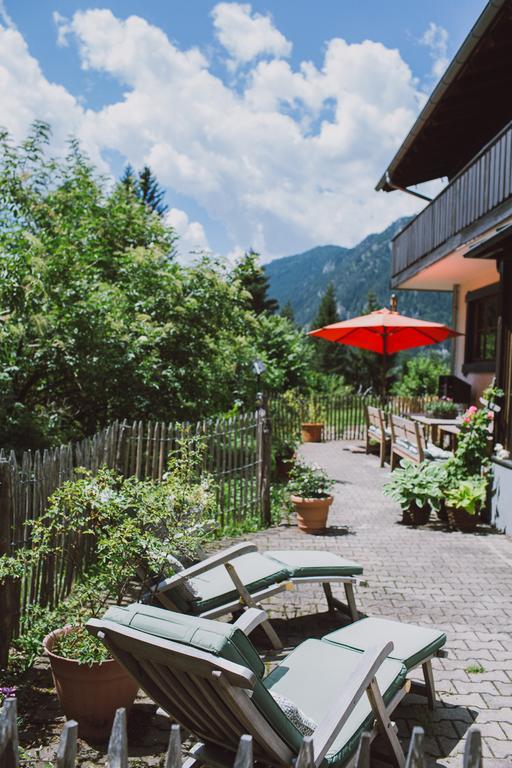 Dreimaederlhaus Am Berg Apartment Пфронтен Екстериор снимка